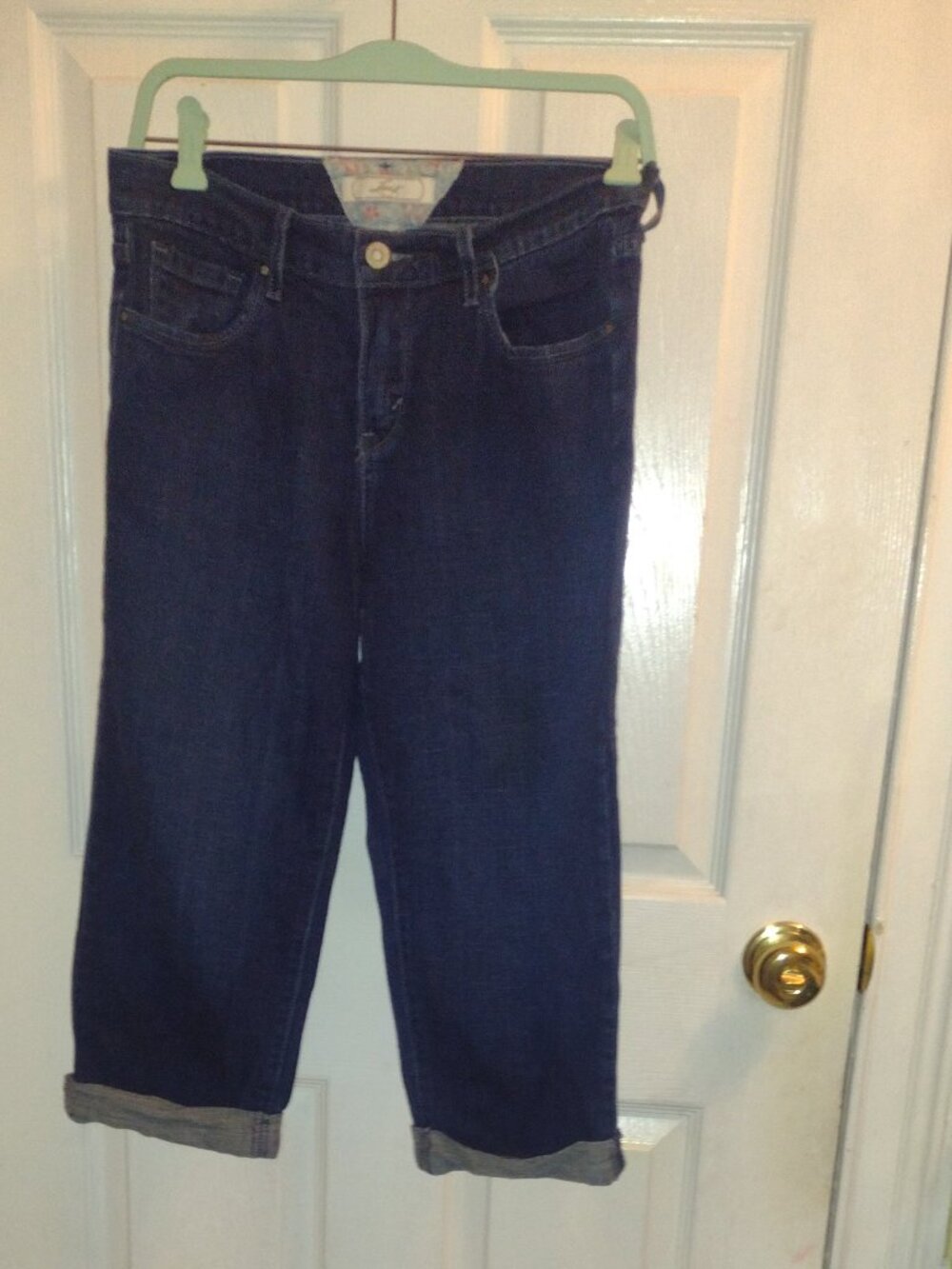 Levi's Capri jeans medium wash cuffed. Sz4. 2 flapped back pockets w rivets